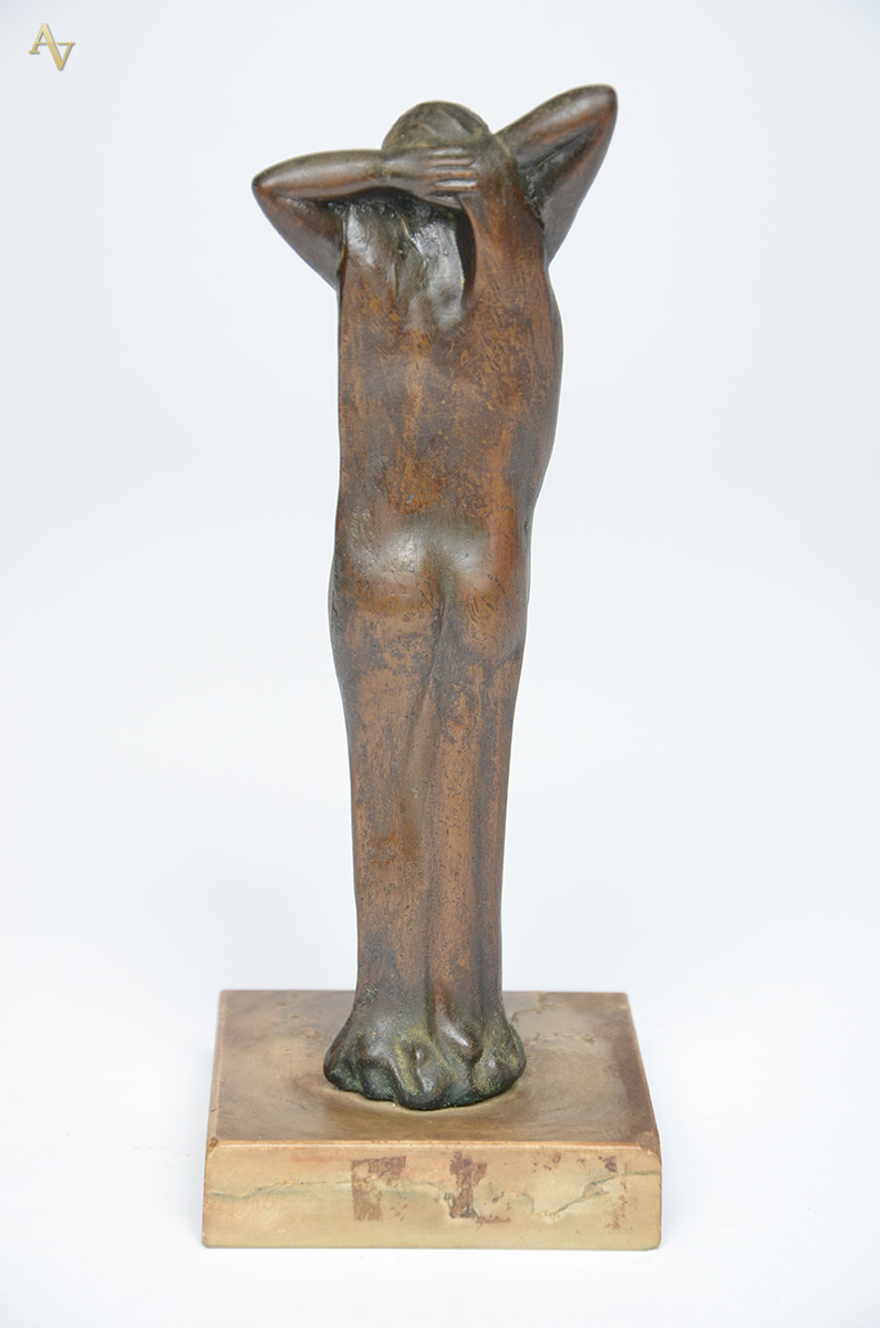 Escultura de bronze representando figura feminina. Altura total 22 cm. - foto 2 de 2