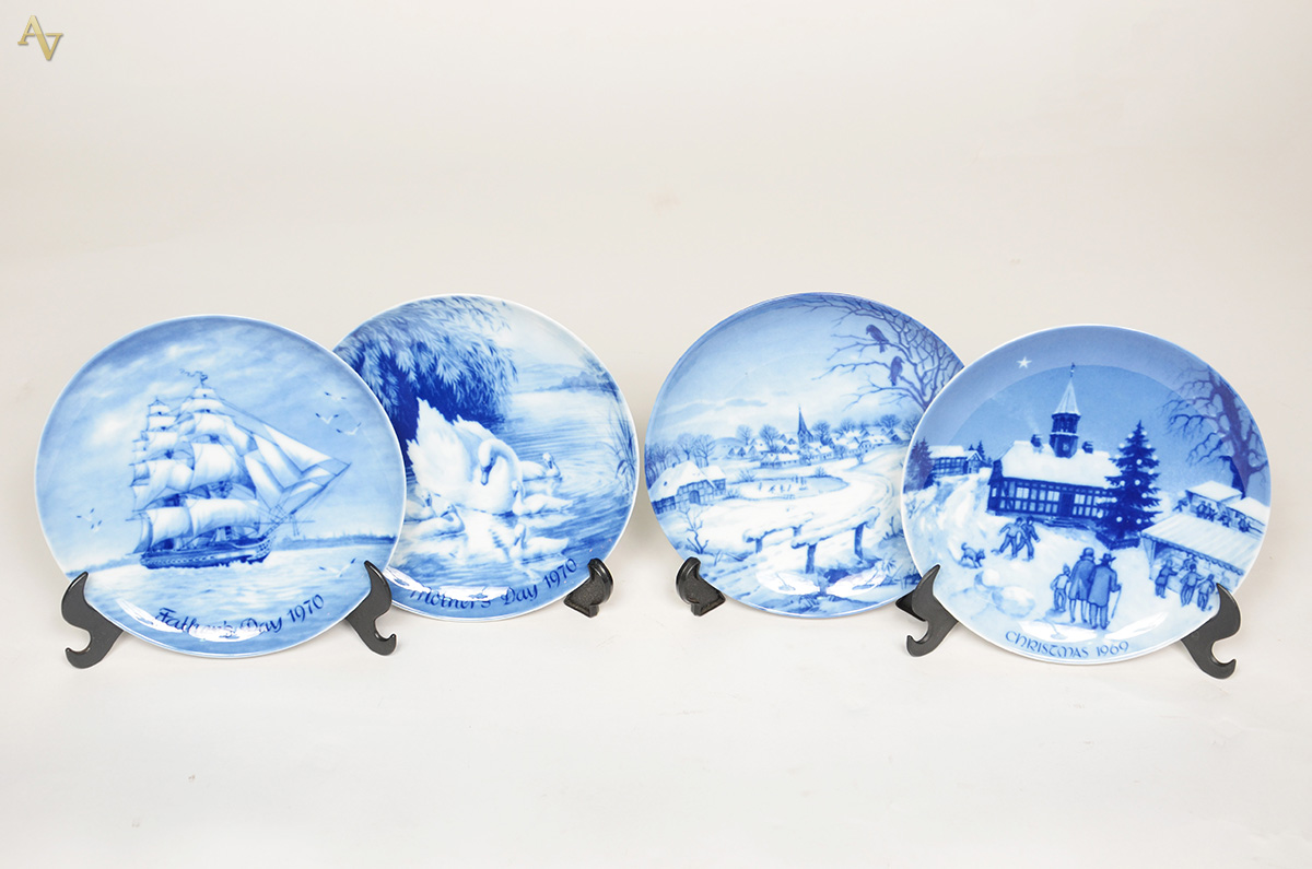 Quatro pratos de porcelana alemã, três deles ROYALE - BLUE WINTER...