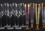 Conjunto com diversos copos, sendo 6 flutes par... - Conjunto com diversos copos, sendo 6 flutes para champagne, e 4 tulipas para chopp.