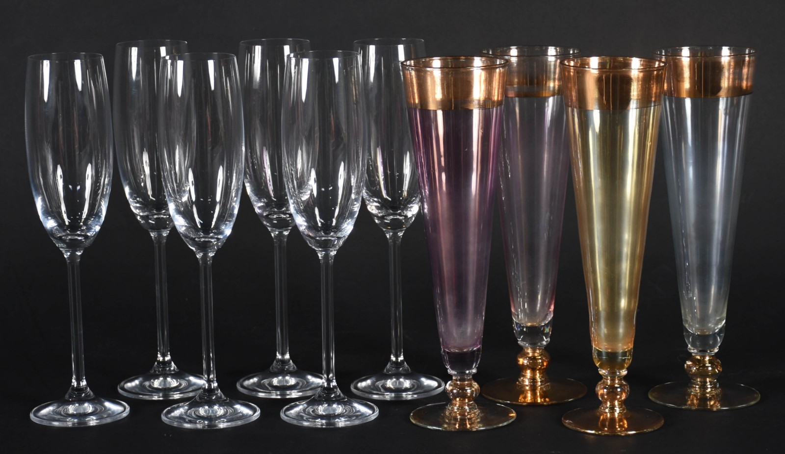 Conjunto com diversos copos, sendo 6 flutes para champagne, e 4... - foto 1 de 3