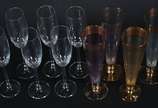 Conjunto com diversos copos, sendo 6 flutes par... - Conjunto com diversos copos, sendo 6 flutes para champagne, e 4 tulipas para chopp.