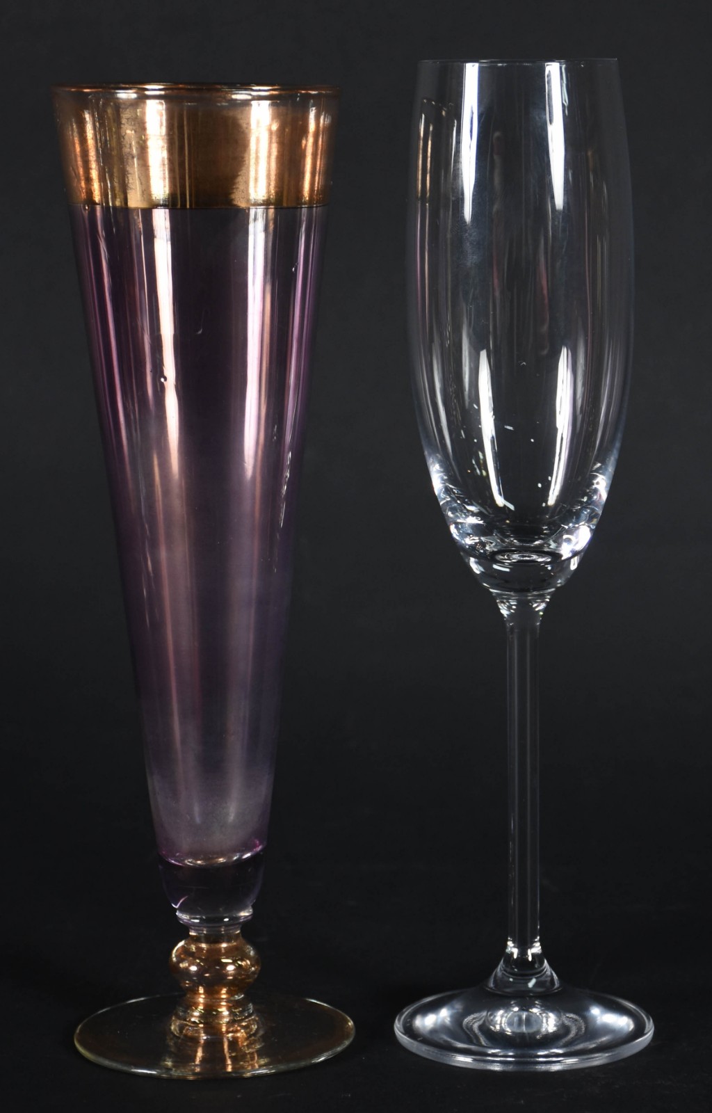 Conjunto com diversos copos, sendo 6 flutes para champagne, e 4... - foto 3 de 3