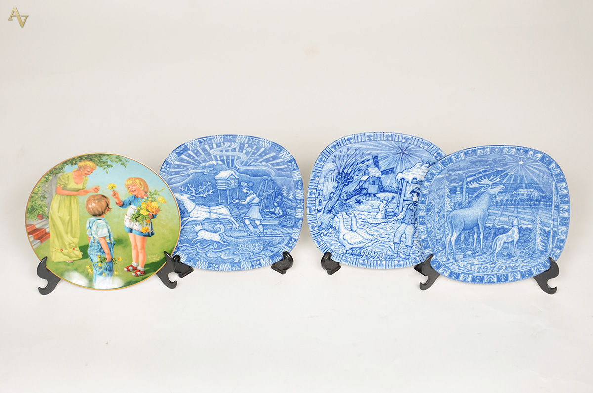 Quatro pratos diversos de porcelana, sendo um comemorativo pelo Dia...
