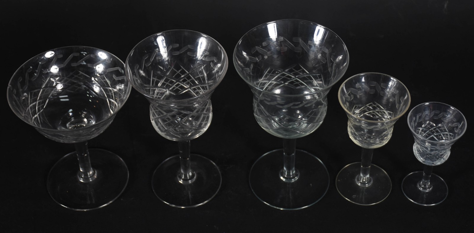Conjunto sendo 11 copos para água, 2 para vinho tinto, 5 para vinho... - foto 2 de 4