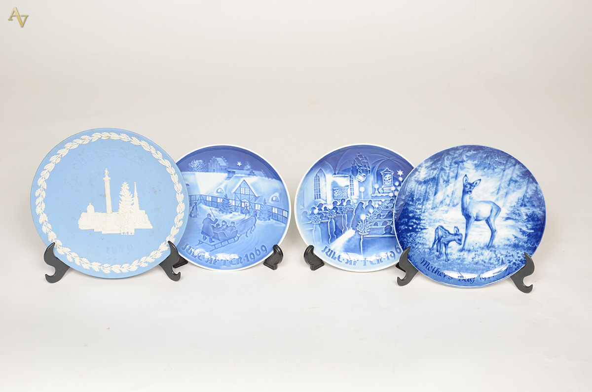 Quatro pratos diversos, sendo dois de porcelana B & G Denmark com...