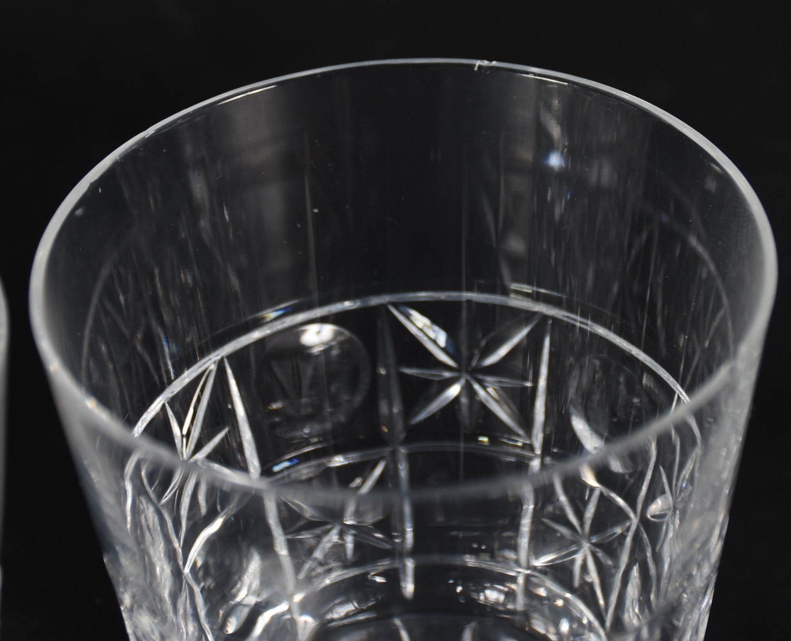 Dez copos de cristal para whisky, com pequenos bicados. - foto 3 de 4