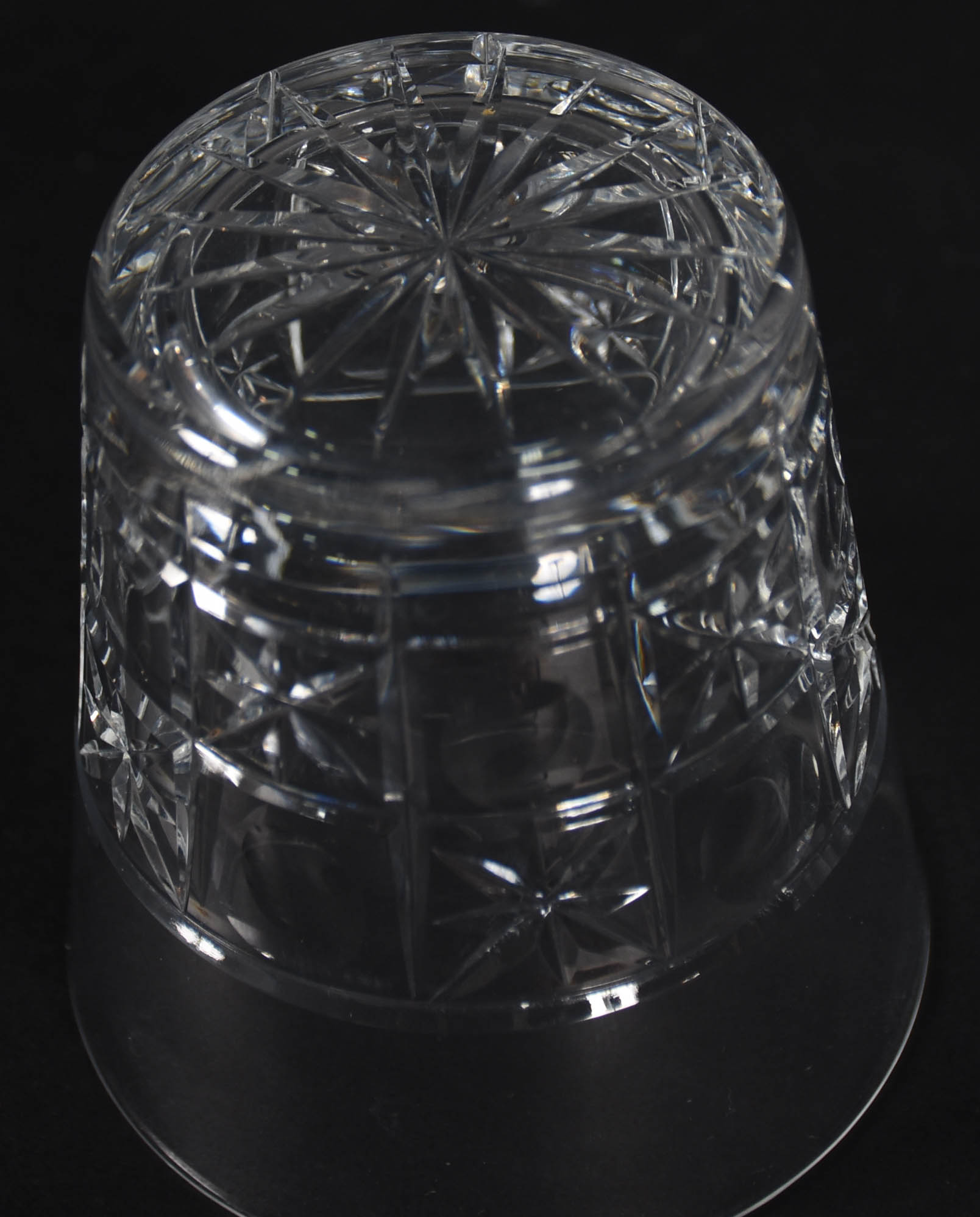 Dez copos de cristal para whisky, com pequenos bicados. - foto 4 de 4