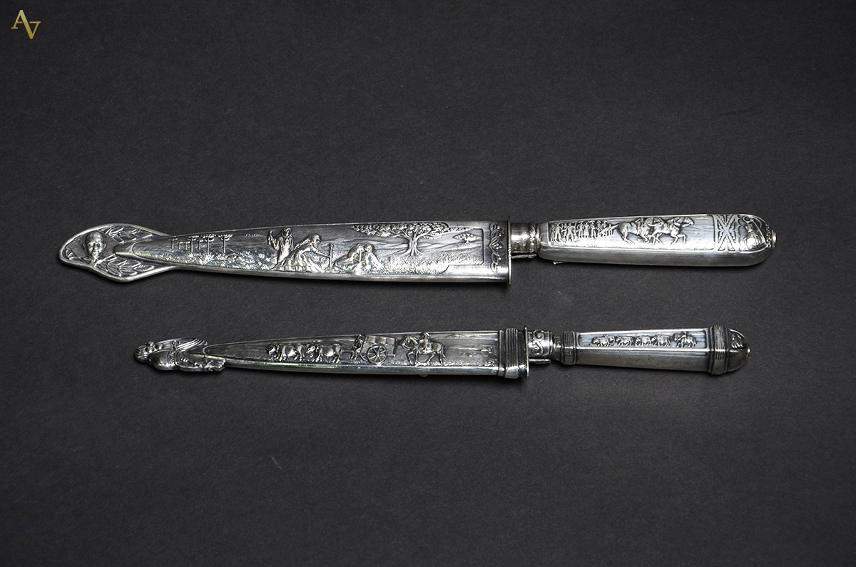 Duas facas com bainhas de metal prateado. Comprimento 24 cm e 29 cm. - foto 1 de 2