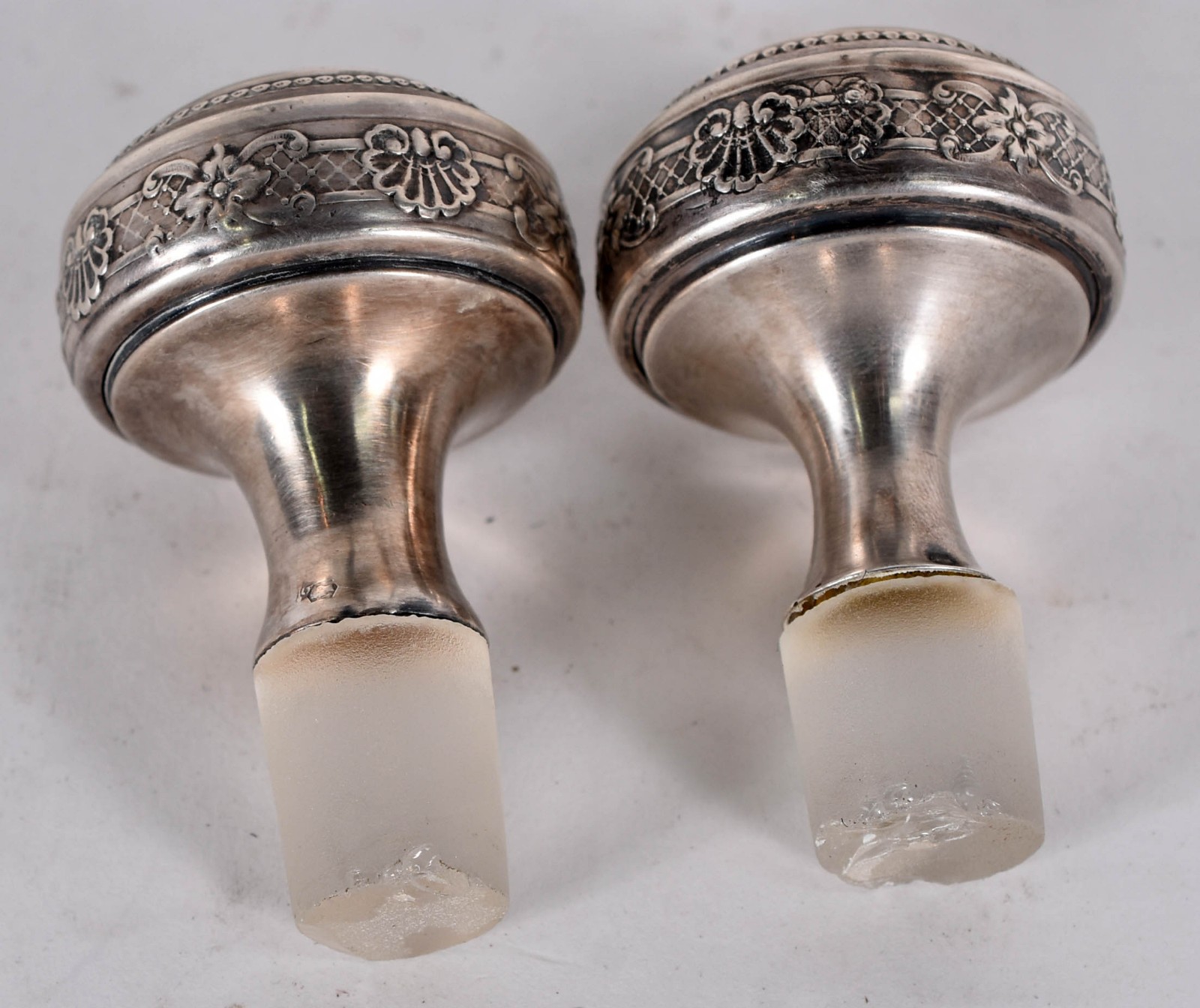 Duas licoreiras de cristal com gargalos e tampas de prata francesa... - foto 5 de 7