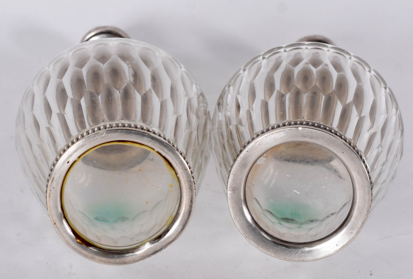 Duas licoreiras de cristal com gargalos e tampas de prata francesa... - foto 7 de 7
