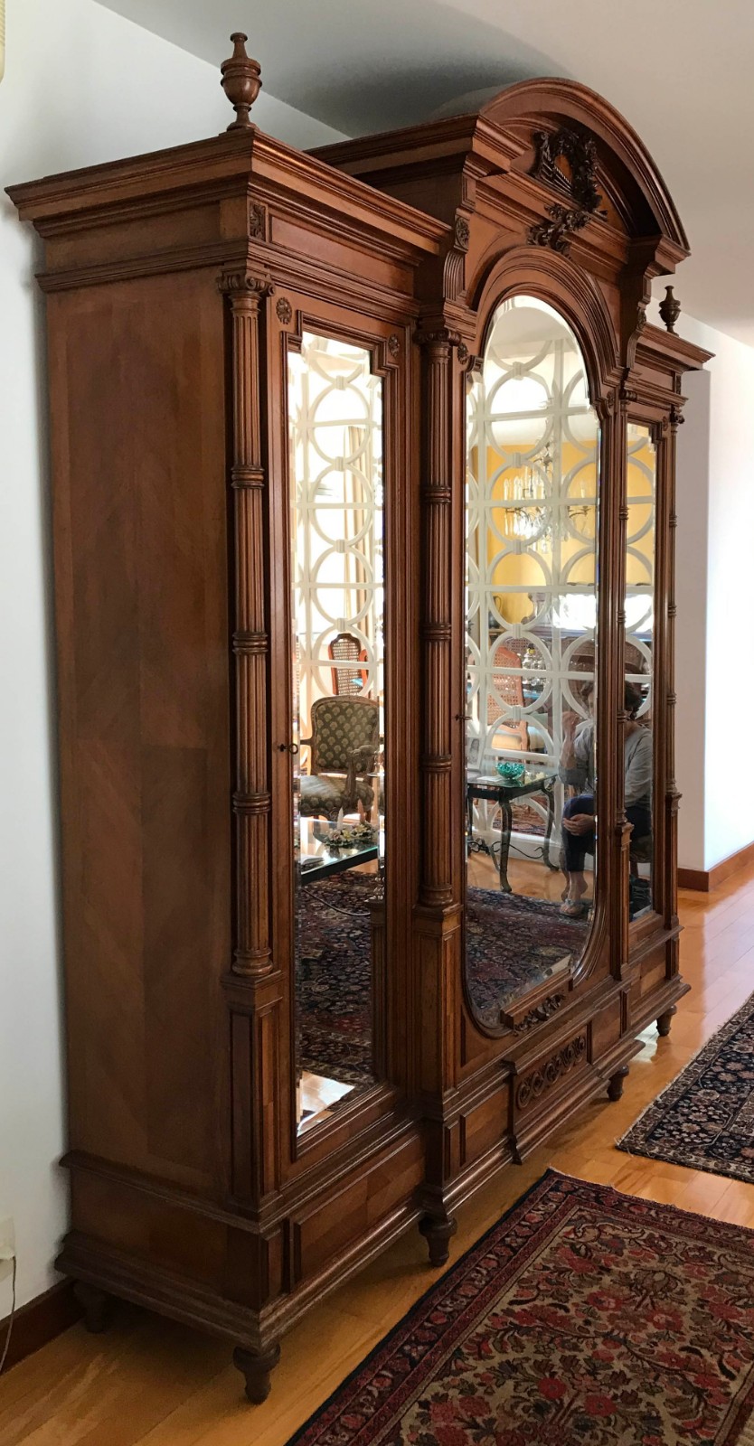 Grande armário de madeira nobre com tres portas espelhadas, gaveta... - foto 8 de 11