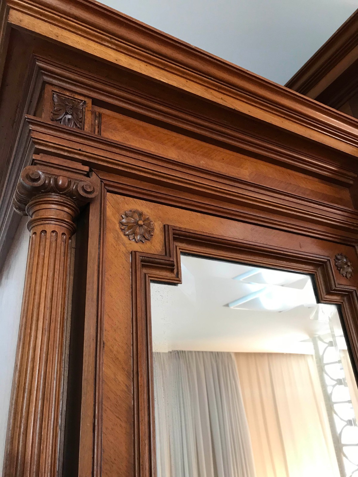 Grande armário de madeira nobre com tres portas espelhadas, gaveta... - foto 10 de 11