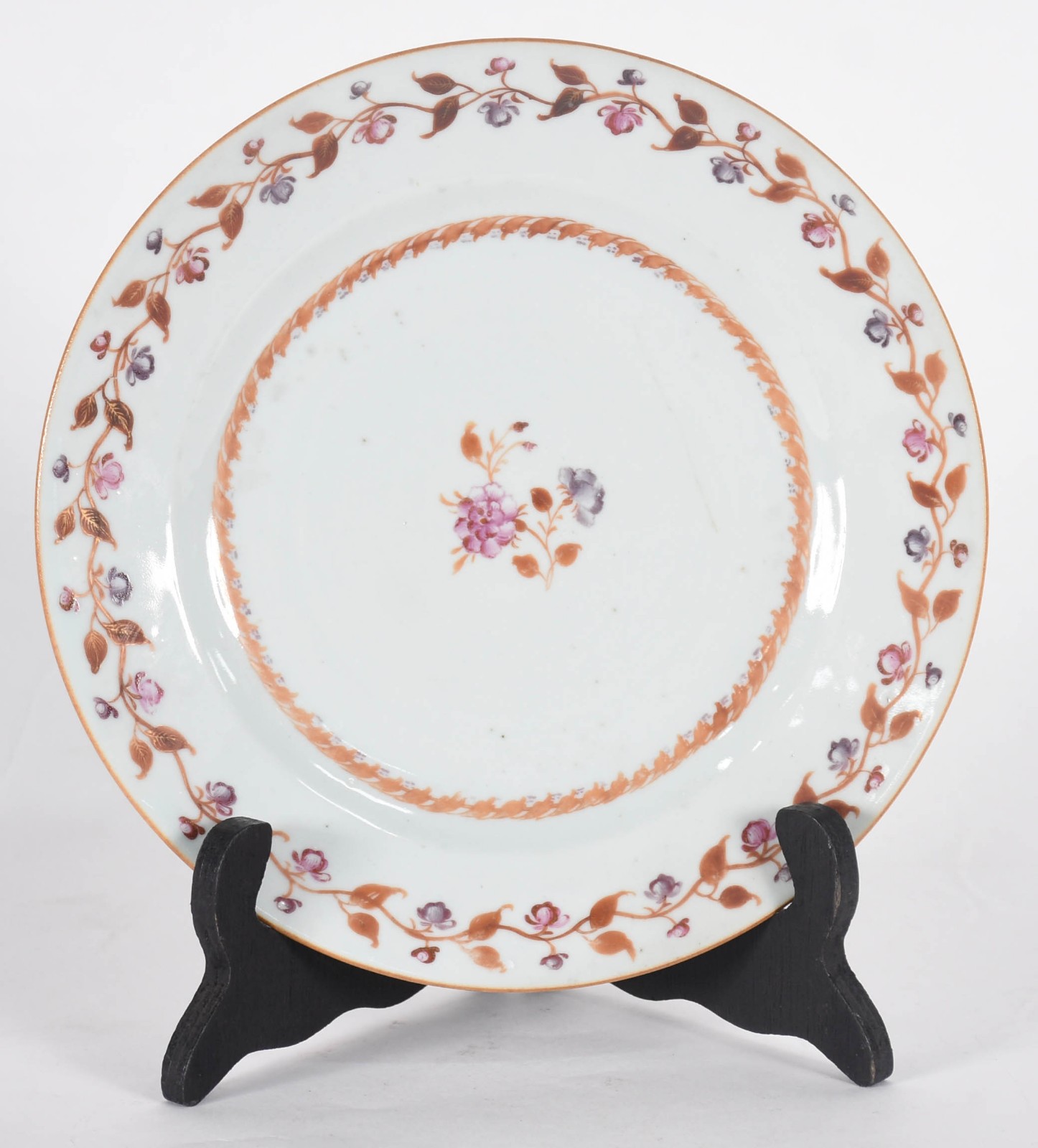 Prato de porcelana Companhia das Índias com flores e guirlandas em... - foto 1 de 3
