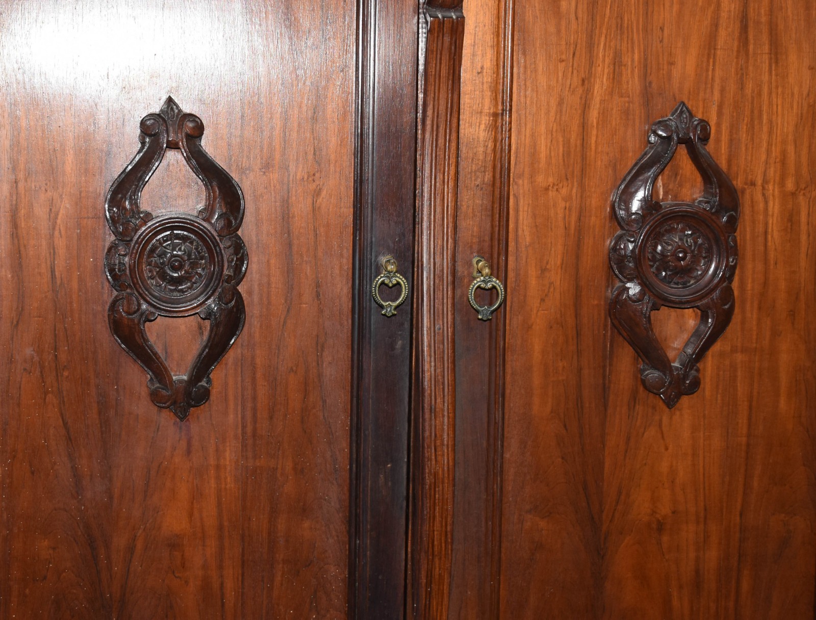 Buffet de jacarandá com 4 portas e 4 gavetas, tampo de mármore... - foto 3 de 5