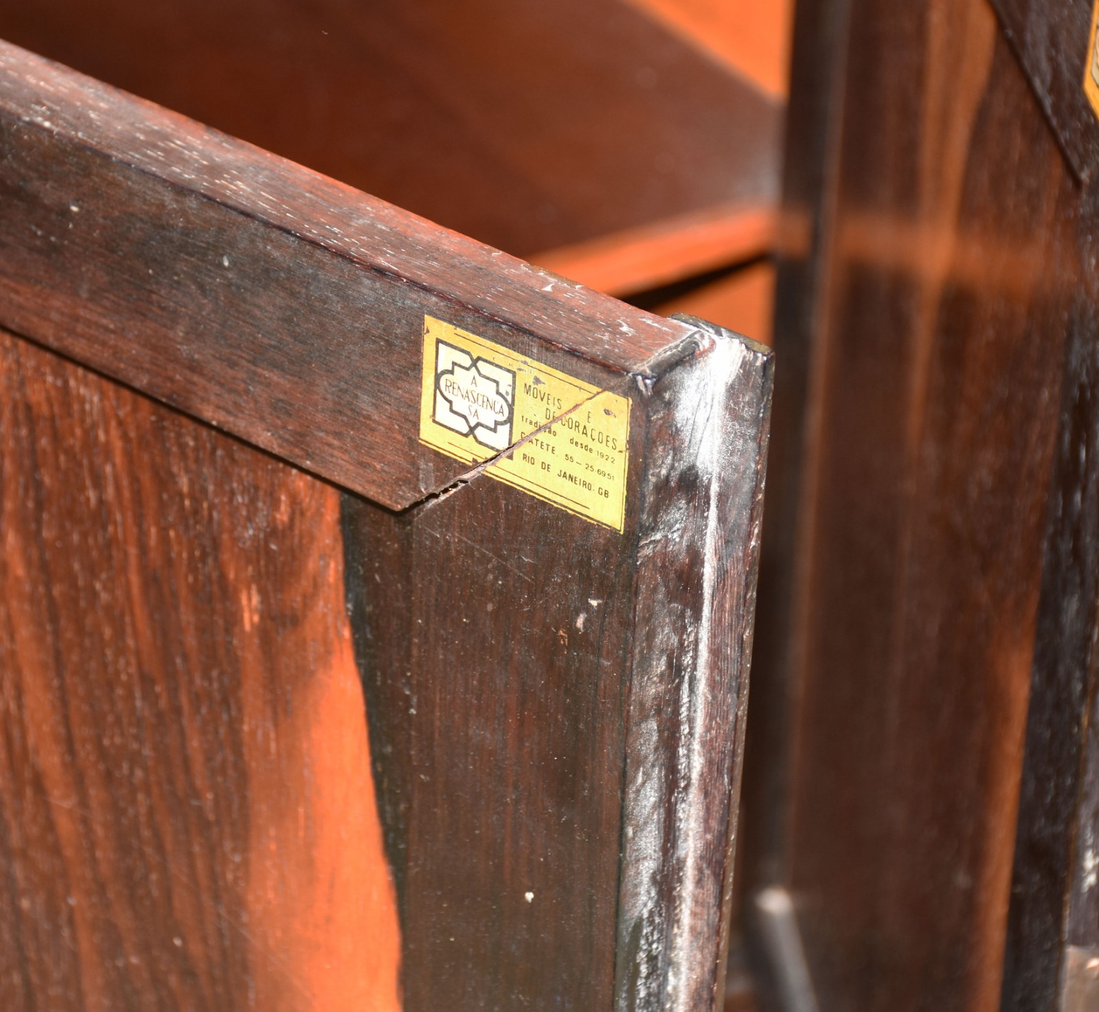 Buffet de jacarandá com 4 portas e 4 gavetas, tampo de mármore... - foto 4 de 5
