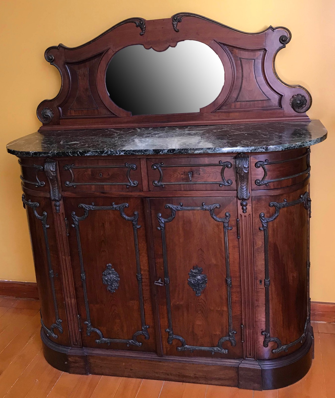 Móvel aparador de madeira nobre, duas portas centrais e duas laterais... - foto 4 de 11