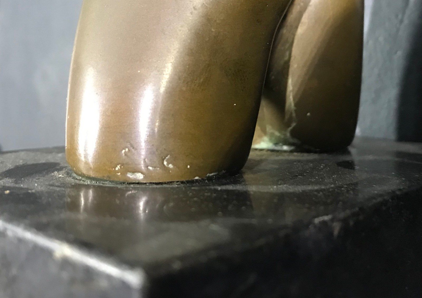 Escultura de bronze representando torso de mulher, base de mármore... - foto 5 de 5