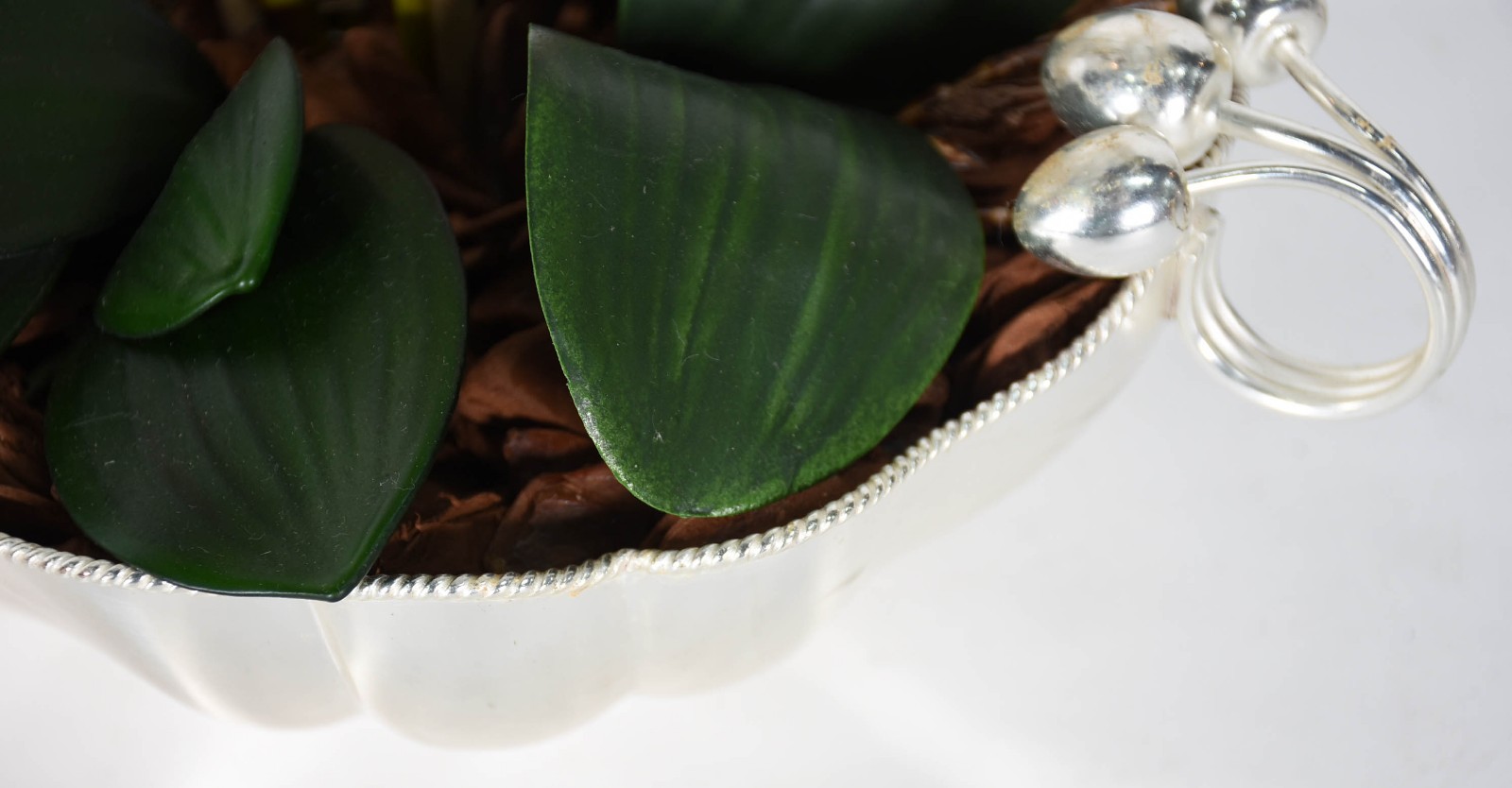 Cachepot com banho de prata com composição floral de orquídeas... - foto 4 de 4