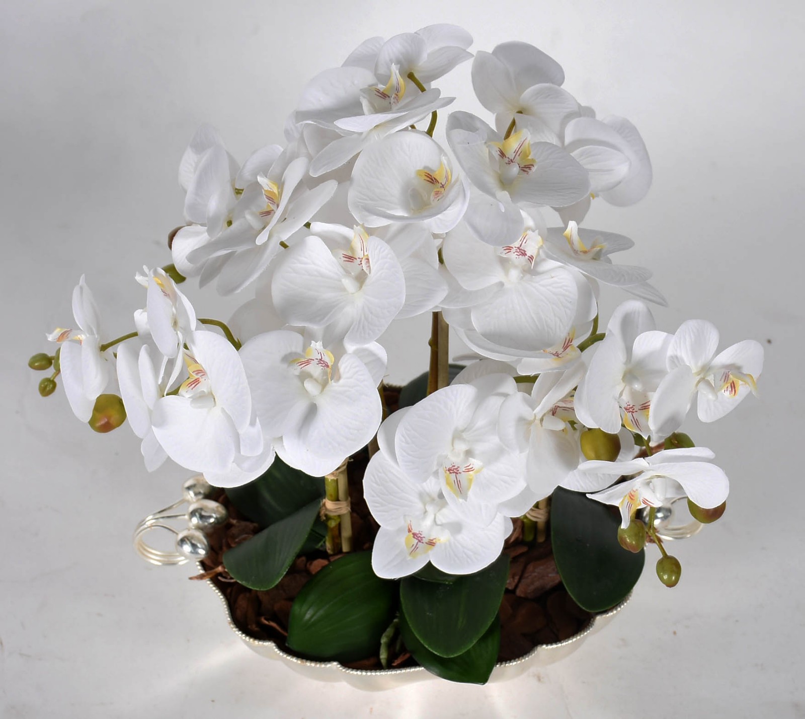 Cachepot com banho de prata com composição floral de orquídeas... - foto 2 de 4