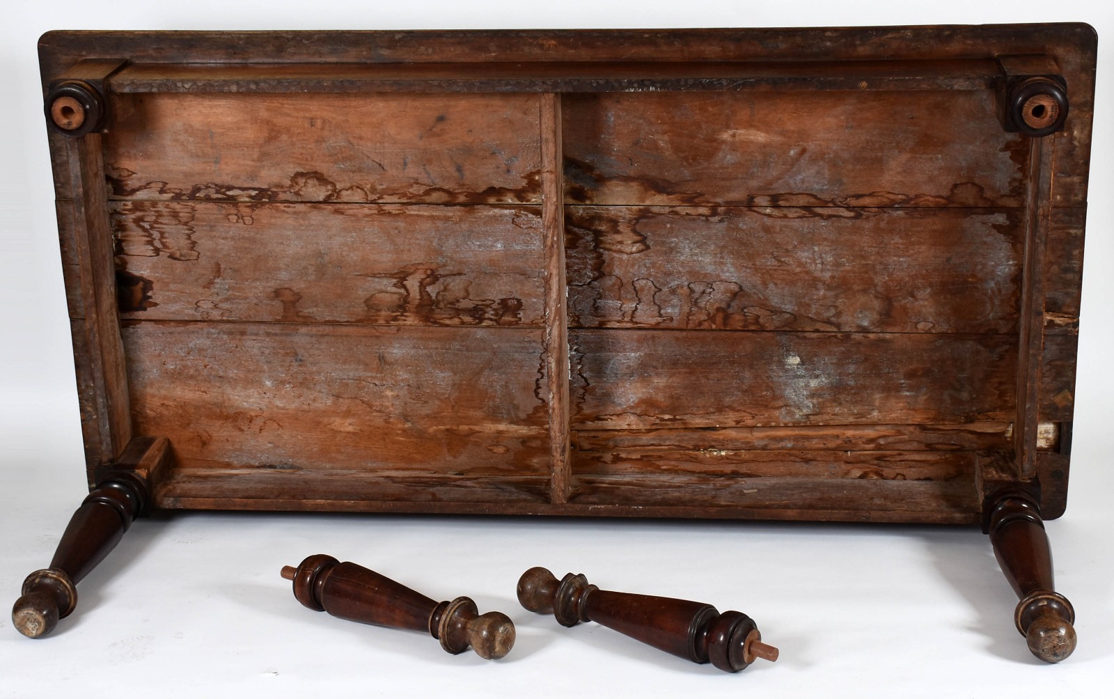 Mesa de jantar de madeira nobre, século XIX, quatro pernas torneadas... - foto 7 de 7