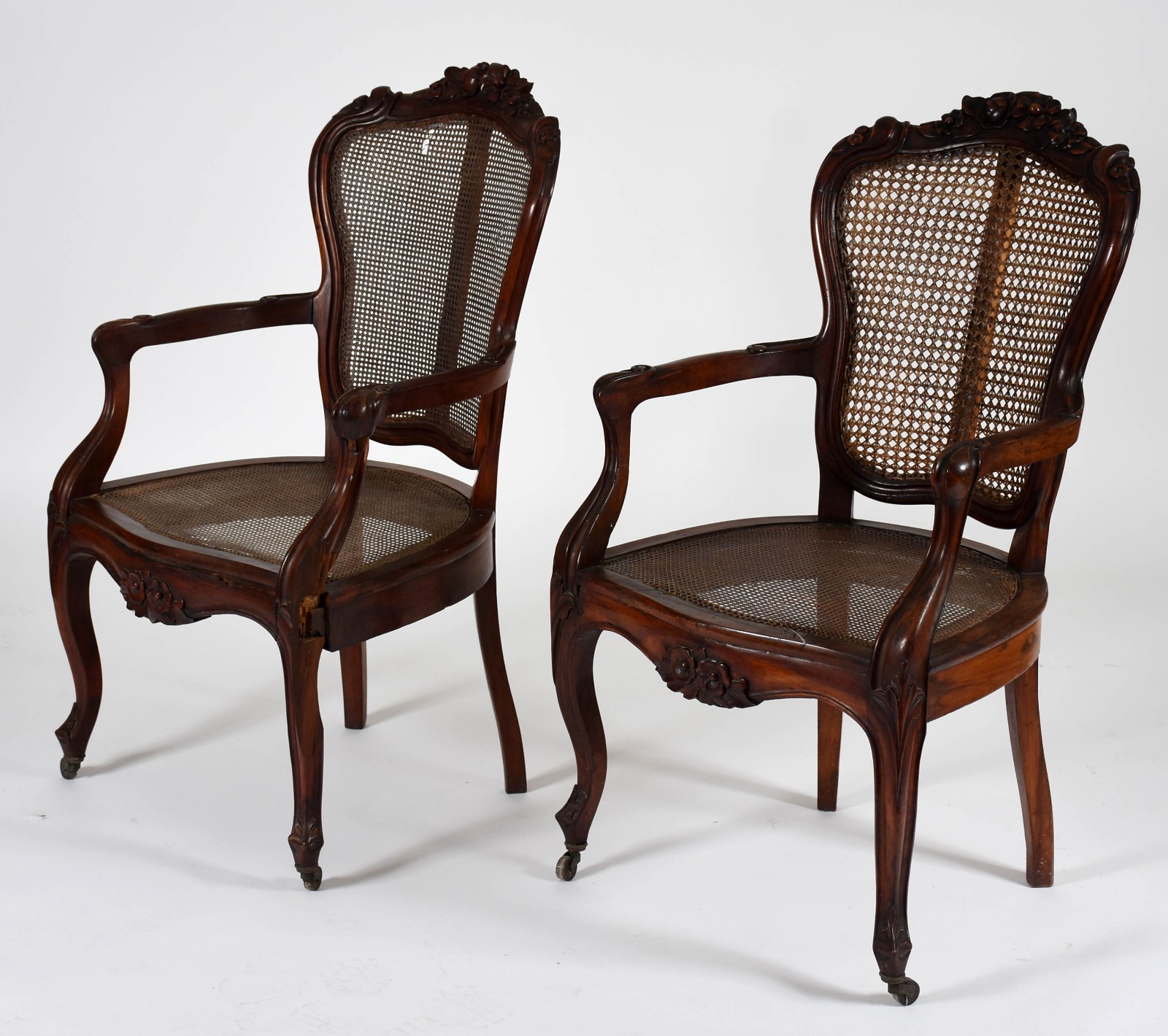 Conjunto de sala de visitas de madeira nobre composto de 4 cadeiras... - foto 4 de 10