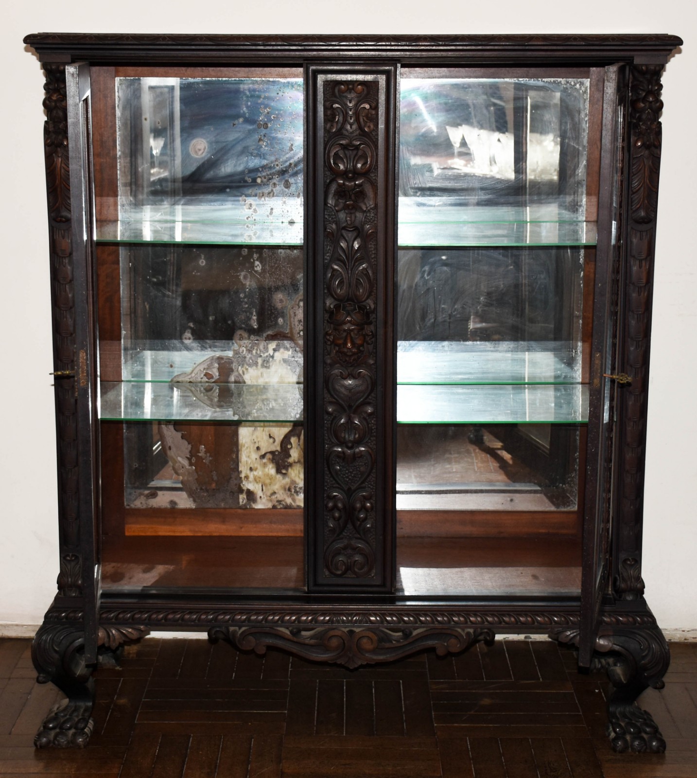 Cristaleira de madeira nobre com 2 portas de vidro, duas prateleiras... - foto 2 de 5