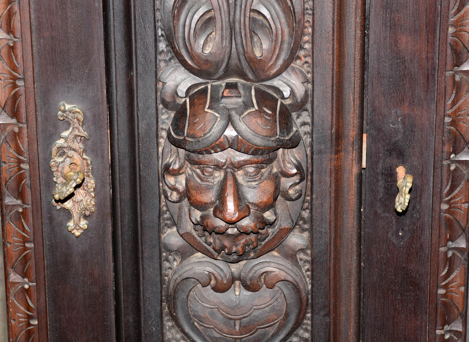 Cristaleira de madeira nobre com 2 portas de vidro, duas prateleiras... - foto 4 de 5