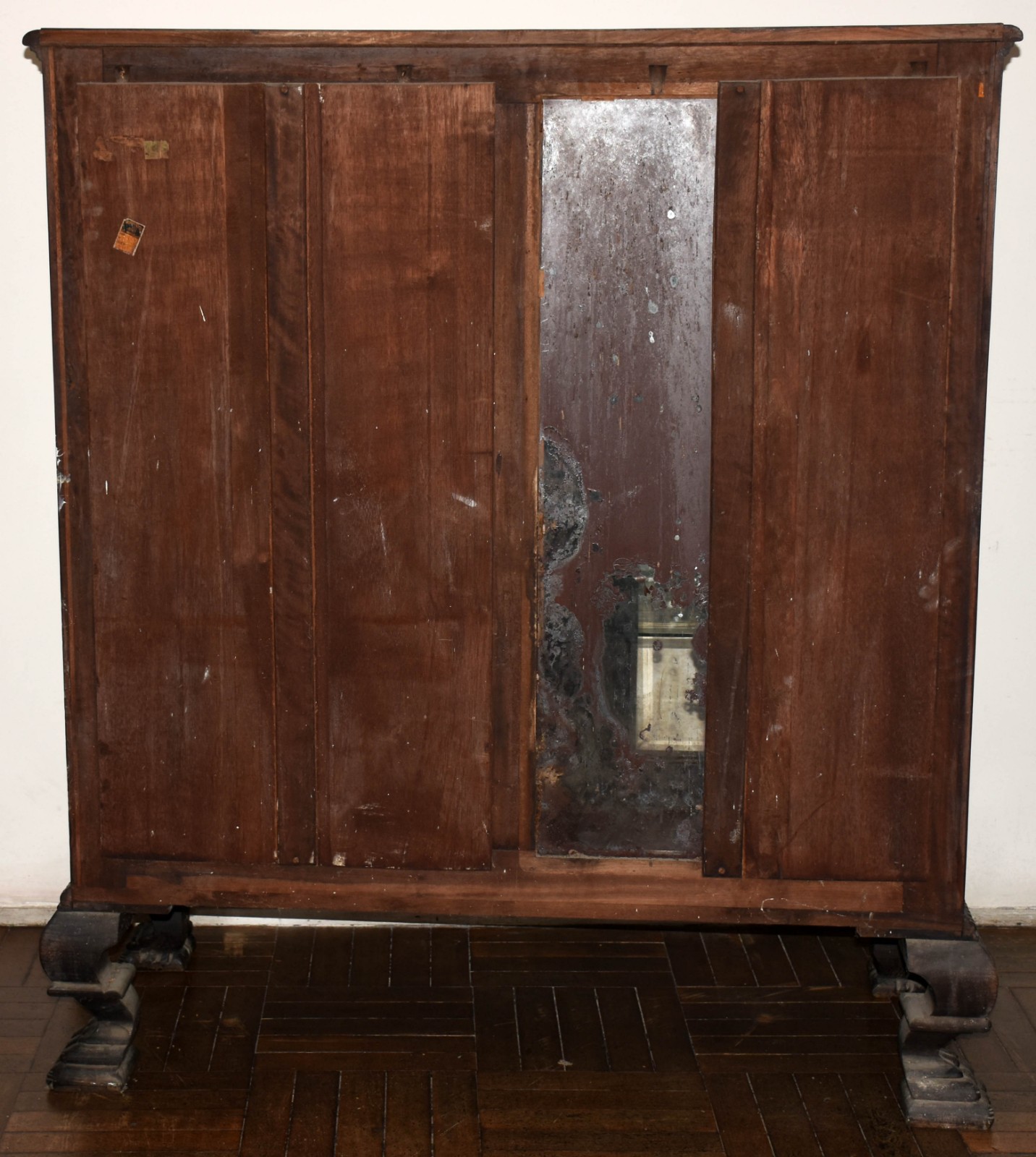 Cristaleira de madeira nobre com 2 portas de vidro, duas prateleiras... - foto 5 de 5