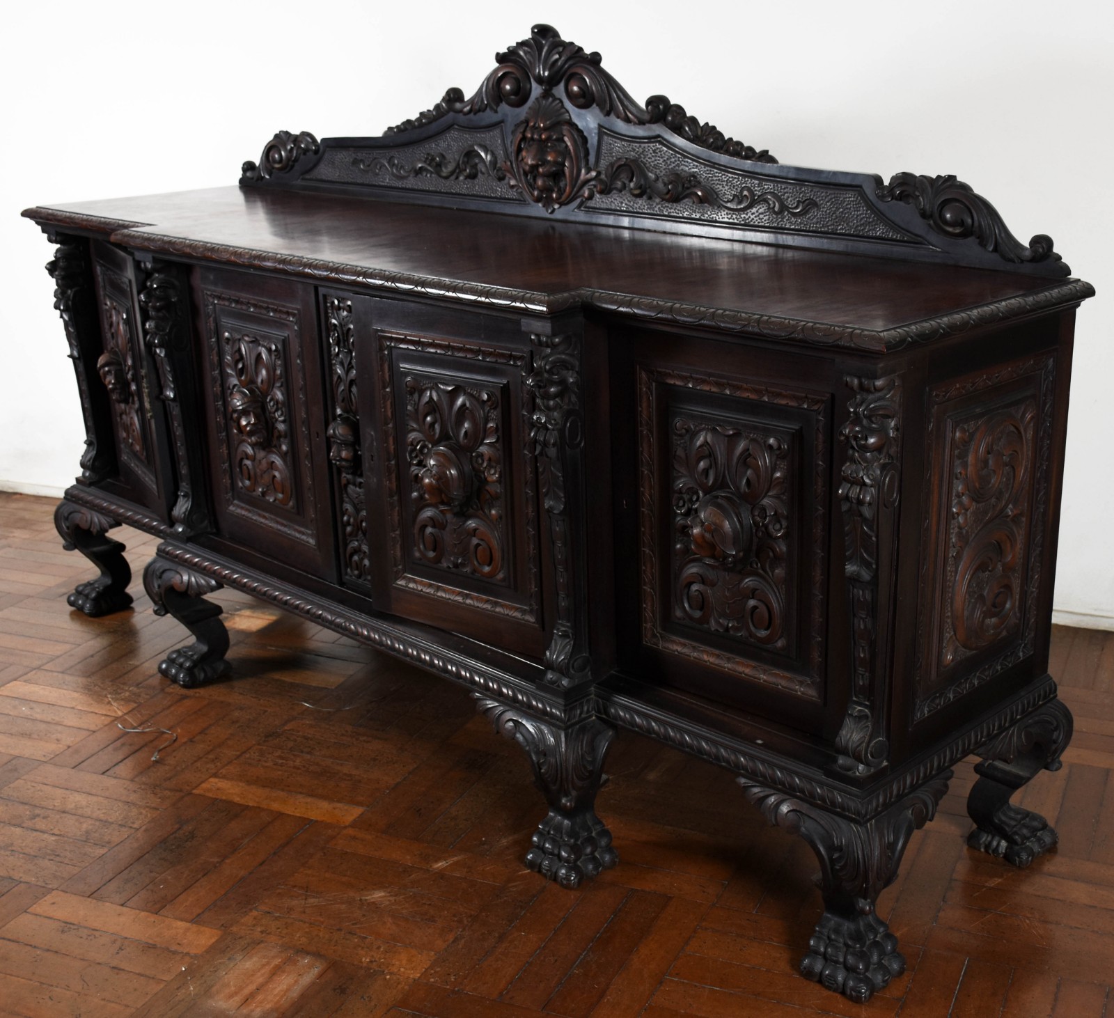 Grande buffet de madeira nobre, quatro portas ricamente entalhadas... - foto 1 de 4
