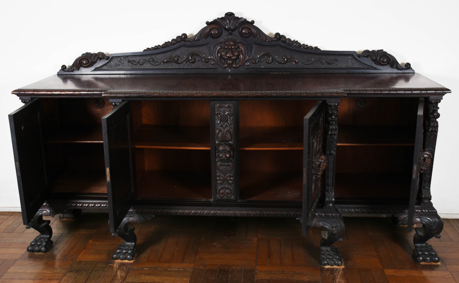 Grande buffet de madeira nobre, quatro portas ricamente entalhadas... - foto 2 de 4