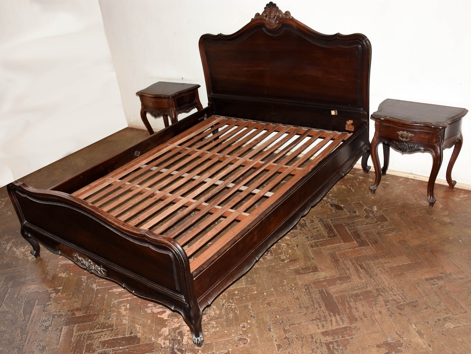 Cama de casal e par de mesinhas de cabeceira com uma gaveta cada, de... - foto 1 de 6