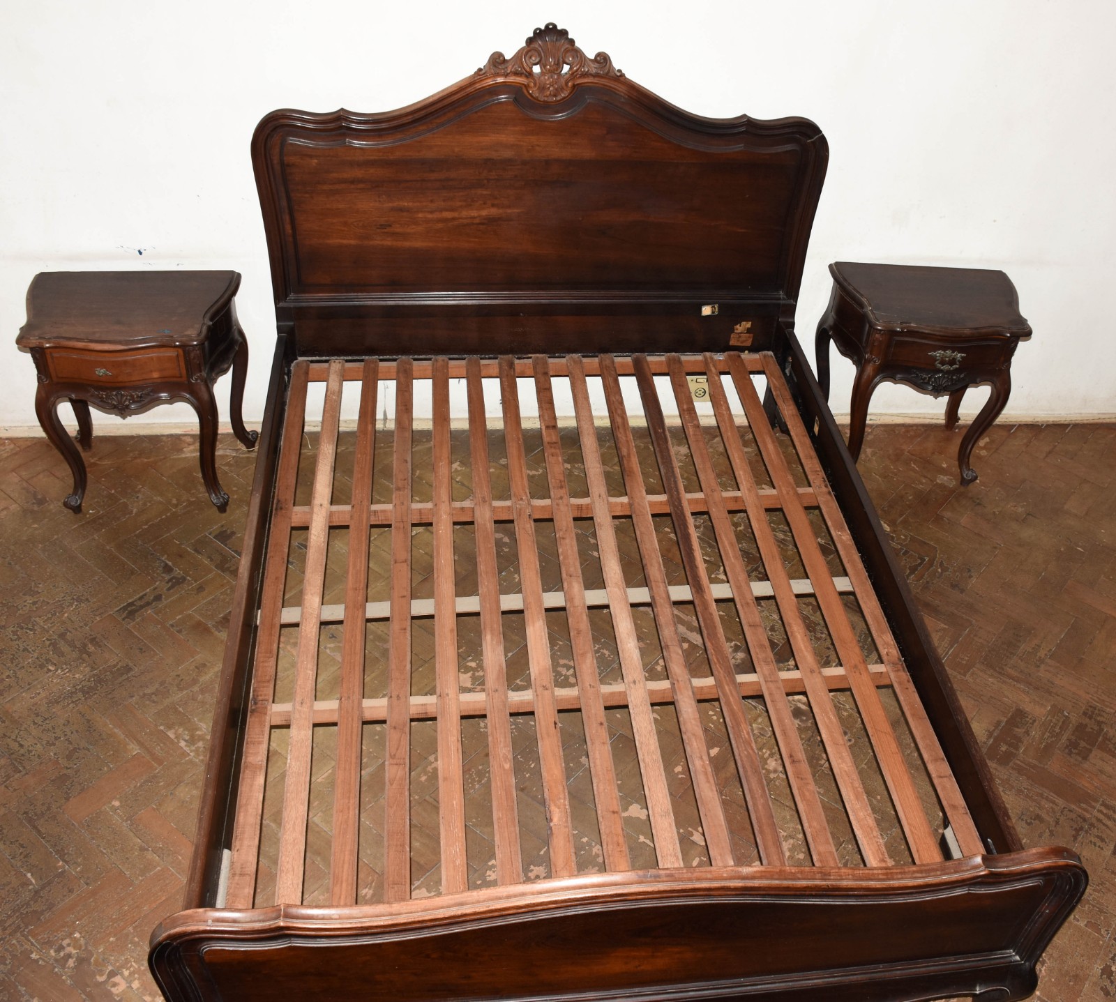 Cama de casal e par de mesinhas de cabeceira com uma gaveta cada, de... - foto 2 de 6