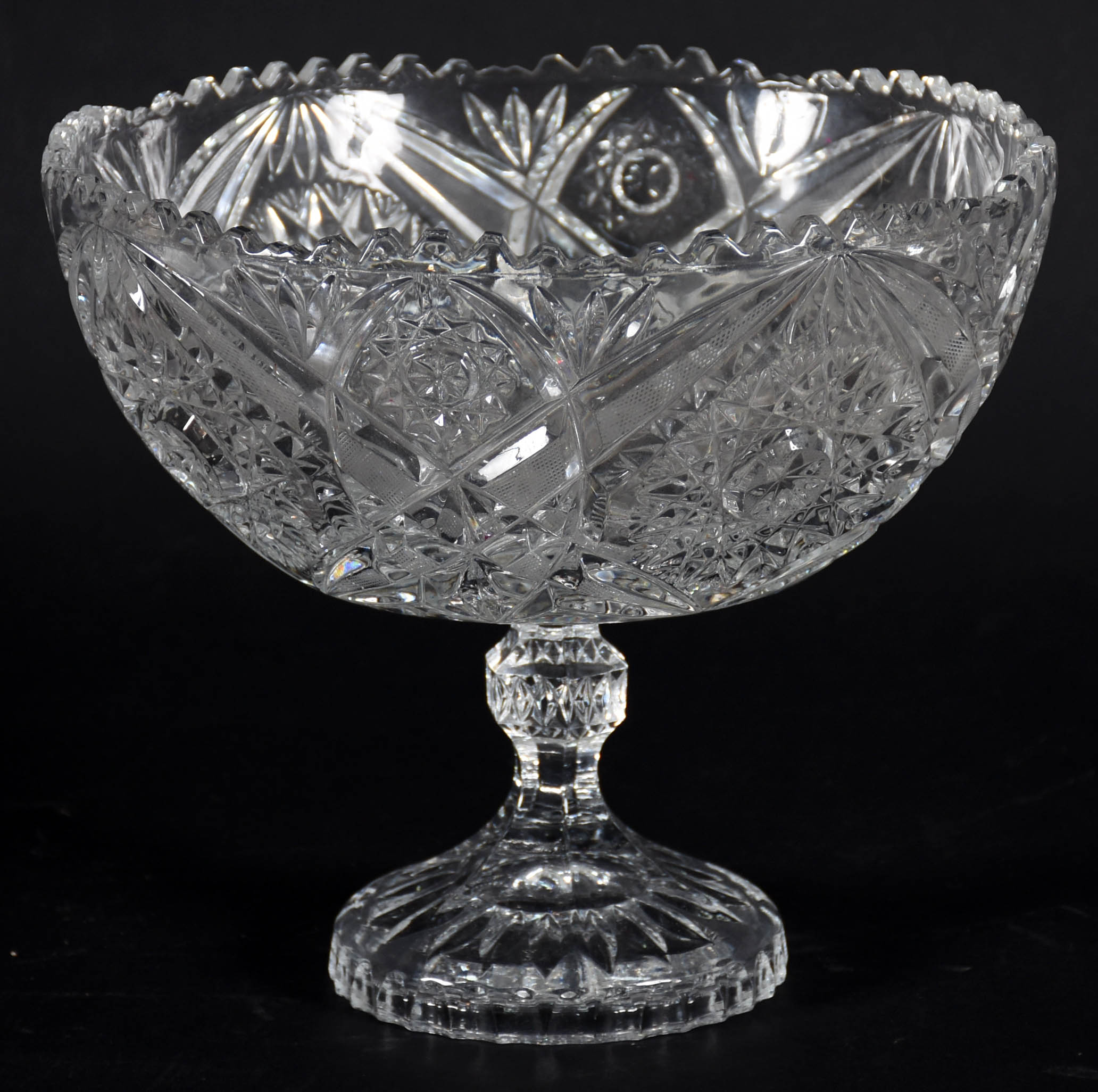 Fruteira de pé alto de cristal tcheco lapidado. - foto 1 de 3