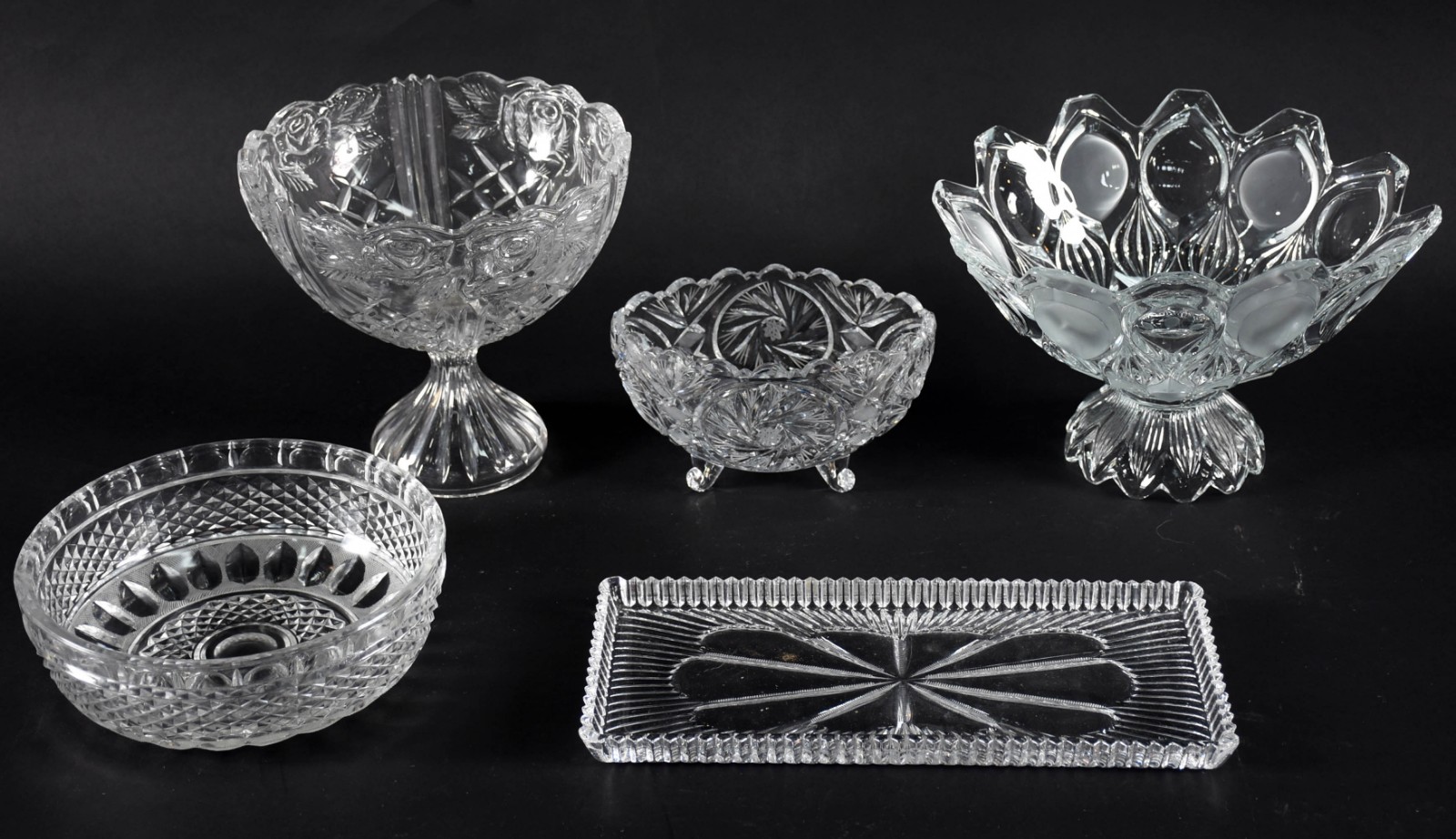 Cinco peças diversas de cristal, sendo 2 fruteiras com pé, 2 bowls e... - foto 1 de 4