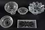 Cinco peças diversas de cristal, sendo 2 frutei... - Cinco peças diversas de cristal, sendo 2 fruteiras com pé, 2 bowls e 1 travessa para rocambole.