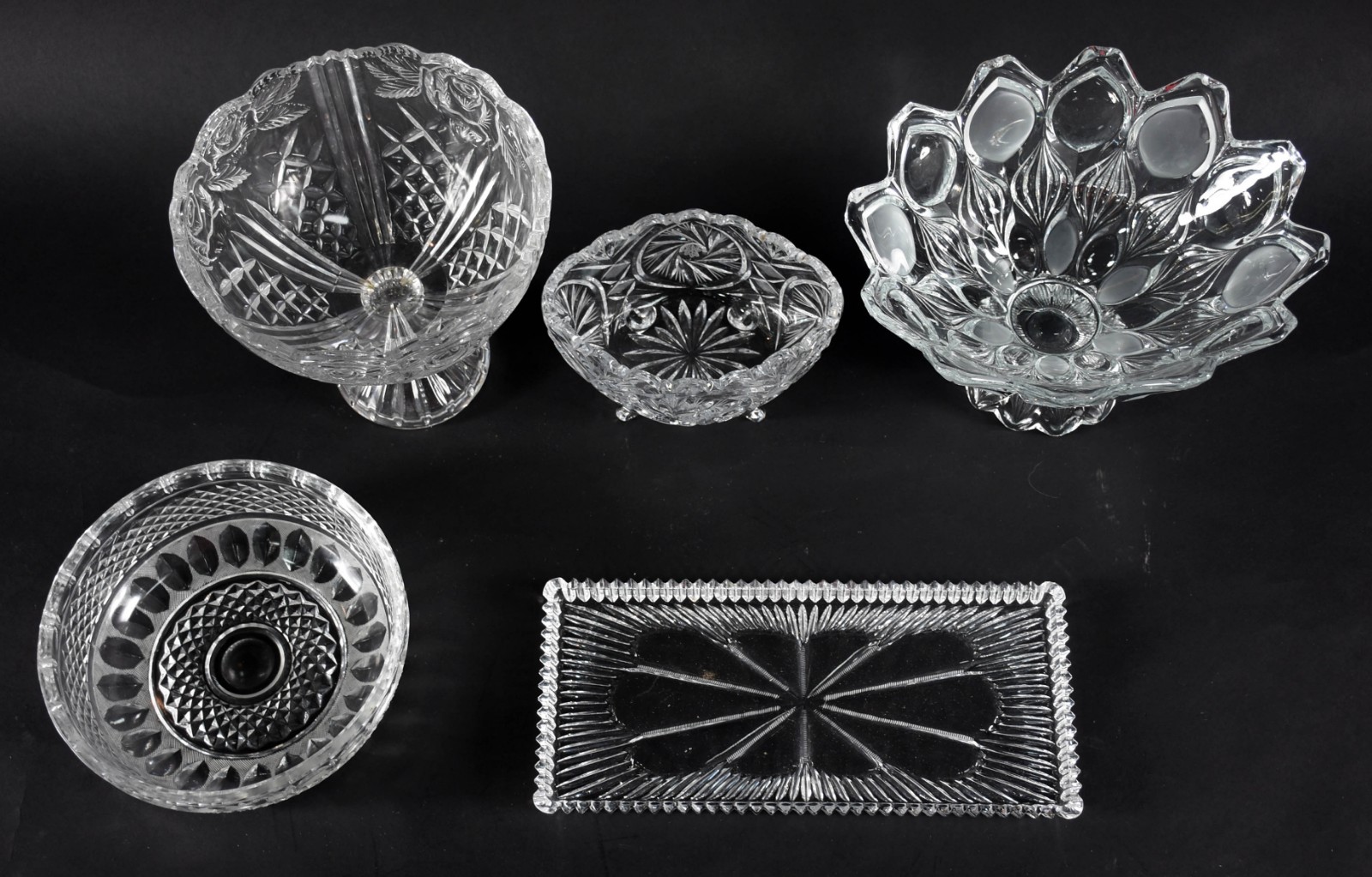 Cinco peças diversas de cristal, sendo 2 fruteiras com pé, 2 bowls e... - foto 2 de 4