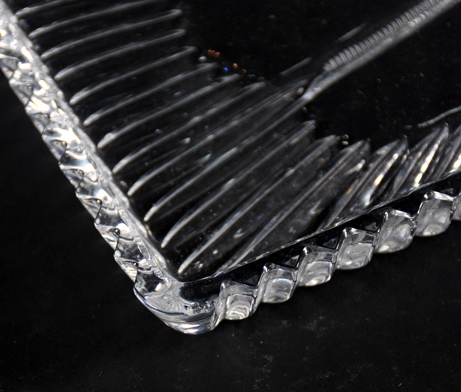 Cinco peças diversas de cristal, sendo 2 fruteiras com pé, 2 bowls e... - foto 4 de 4