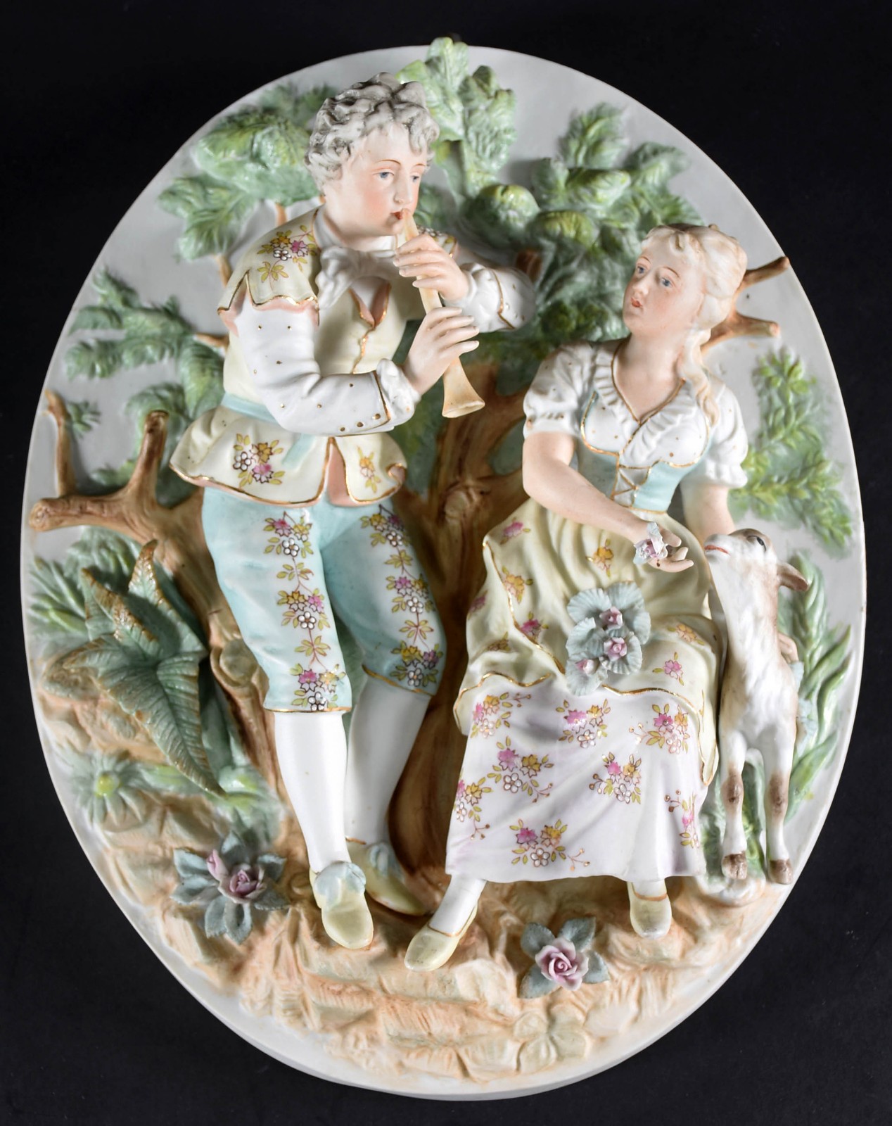 Placa oval de biscuit europeu policromado representando casal de... - foto 1 de 4
