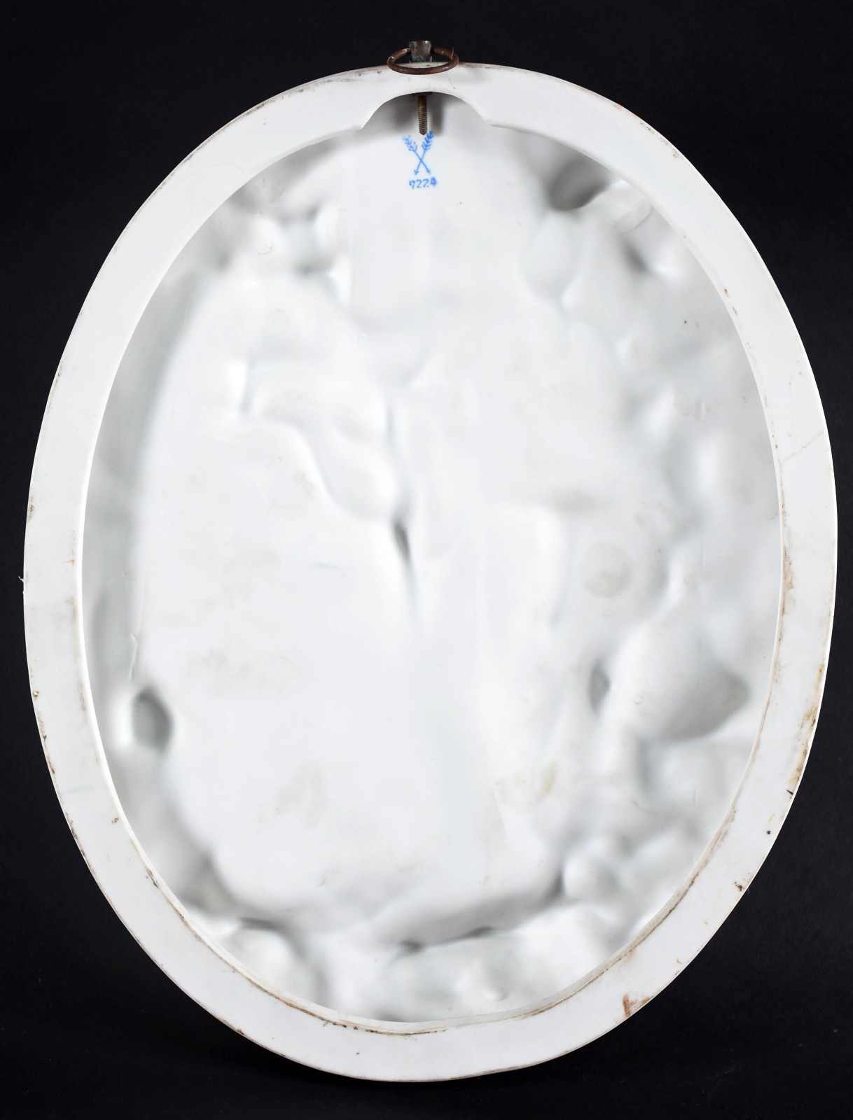 Placa oval de biscuit europeu policromado representando casal de... - foto 3 de 4