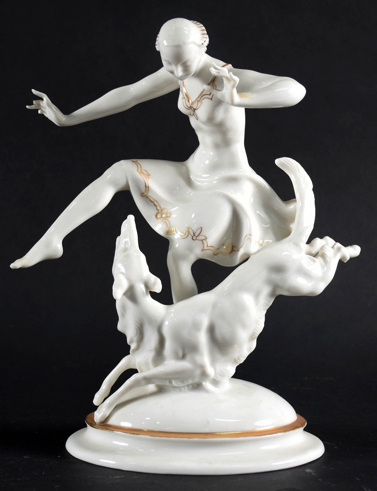 Estatueta de porcelana alemã representando figura feminina com... - foto 1 de 5