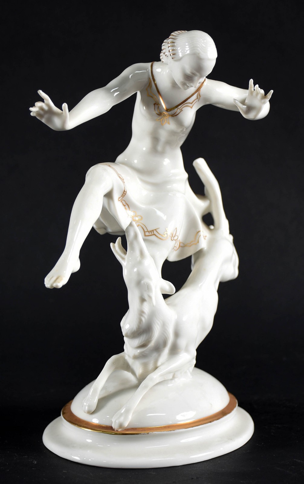 Estatueta de porcelana alemã representando figura feminina com... - foto 2 de 5