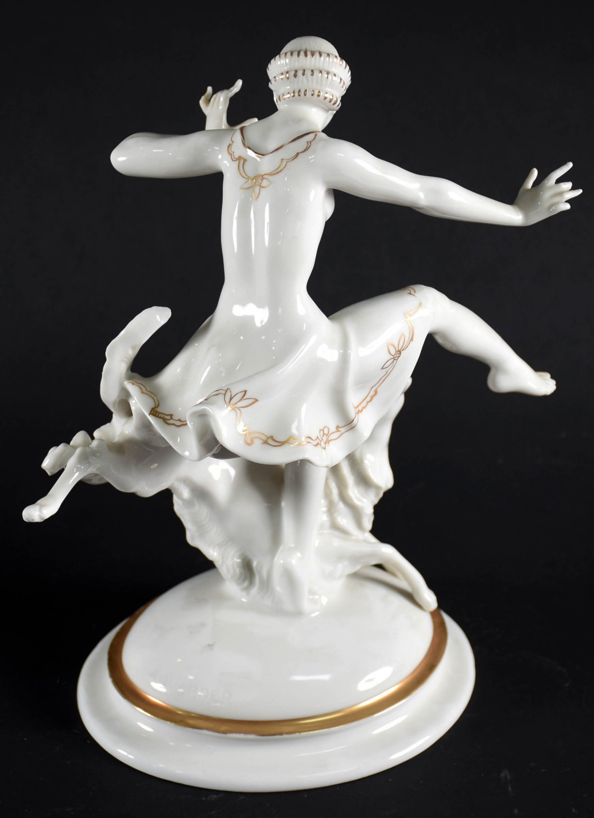 Estatueta de porcelana alemã representando figura feminina com... - foto 3 de 5