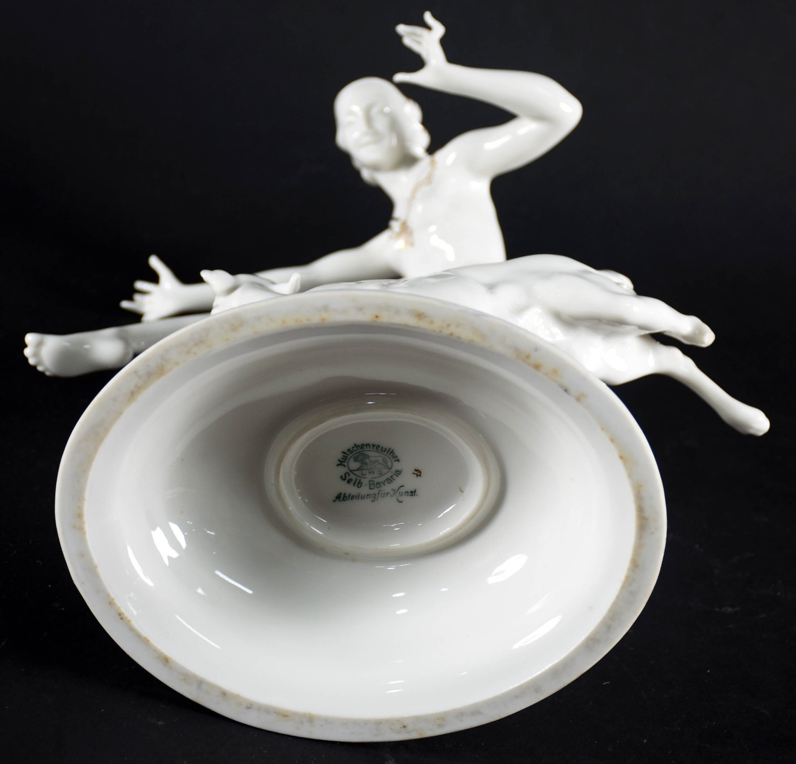 Estatueta de porcelana alemã representando figura feminina com... - foto 4 de 5