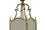 Lanterna de metal dourado e vidro fosco, feitio... - Lanterna de metal dourado e vidro fosco, feitio quadrangular. Altura 52 cm.
