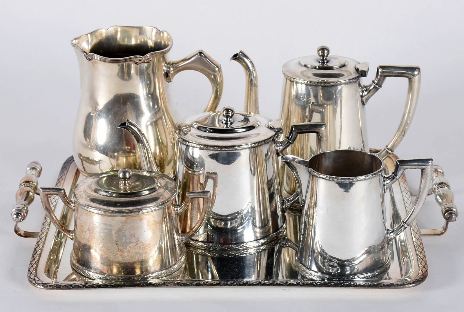Diversas peças sendo baixela chá e café de metal Wolff com 2 bules... - foto 1 de 7