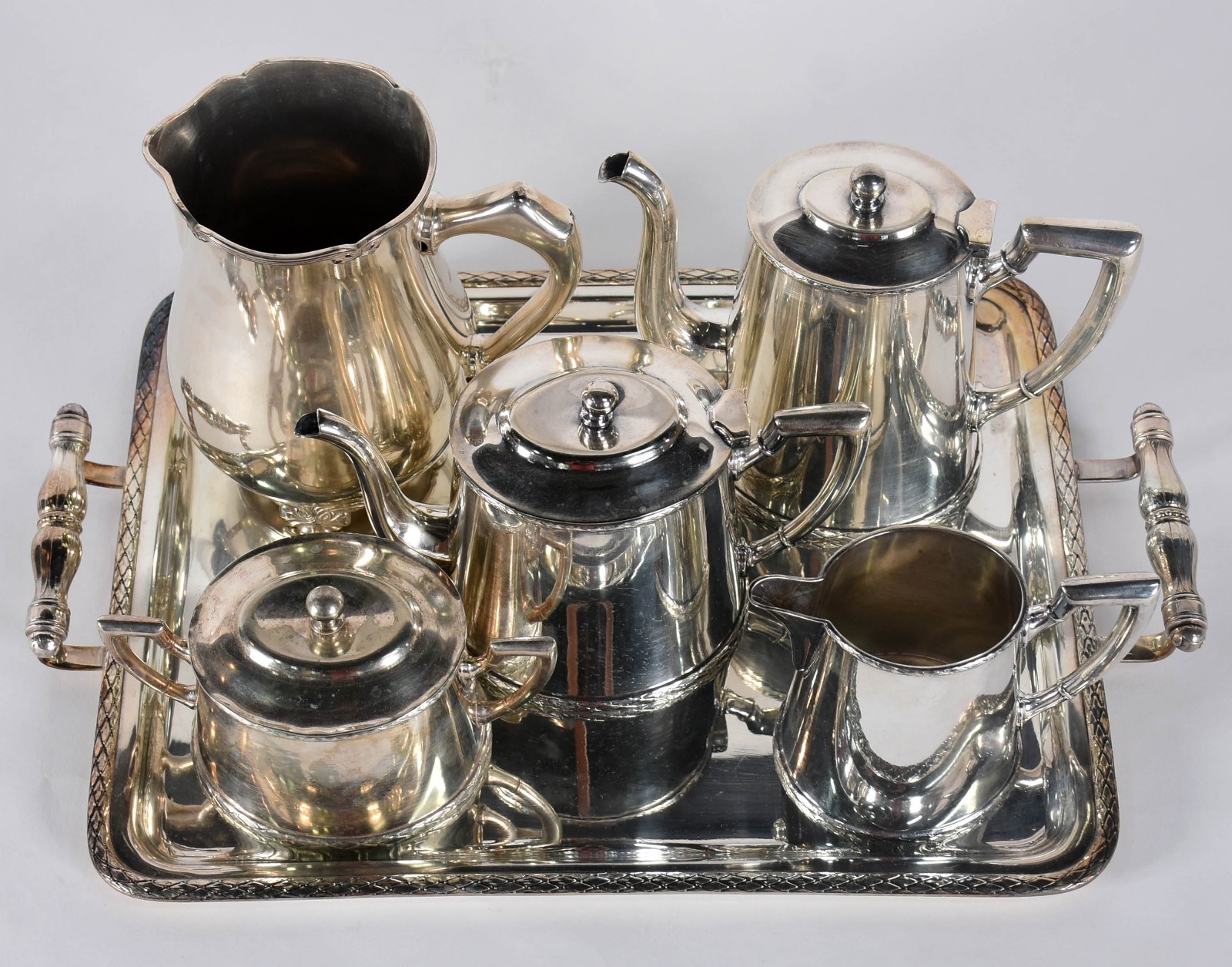 Diversas peças sendo baixela chá e café de metal Wolff com 2 bules... - foto 2 de 7