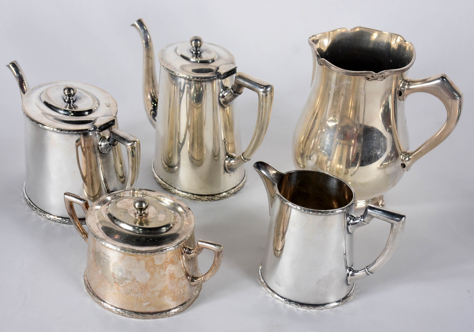 Diversas peças sendo baixela chá e café de metal Wolff com 2 bules... - foto 5 de 7