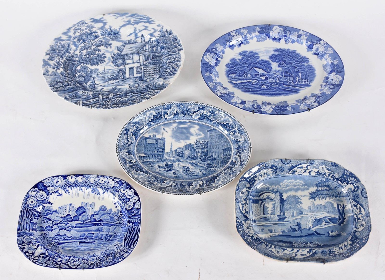 Cinco travessas diversas de faiança inglesa azul e branca. - foto 1 de 6
