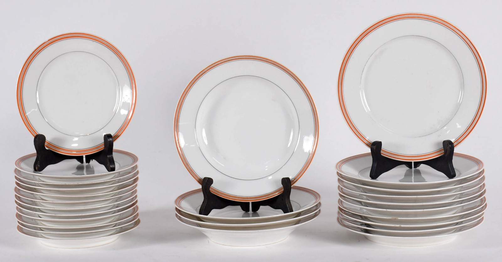 Aparelho de jantar de porcelana Velho Paris composto de 10 pratos... - foto 3 de 11