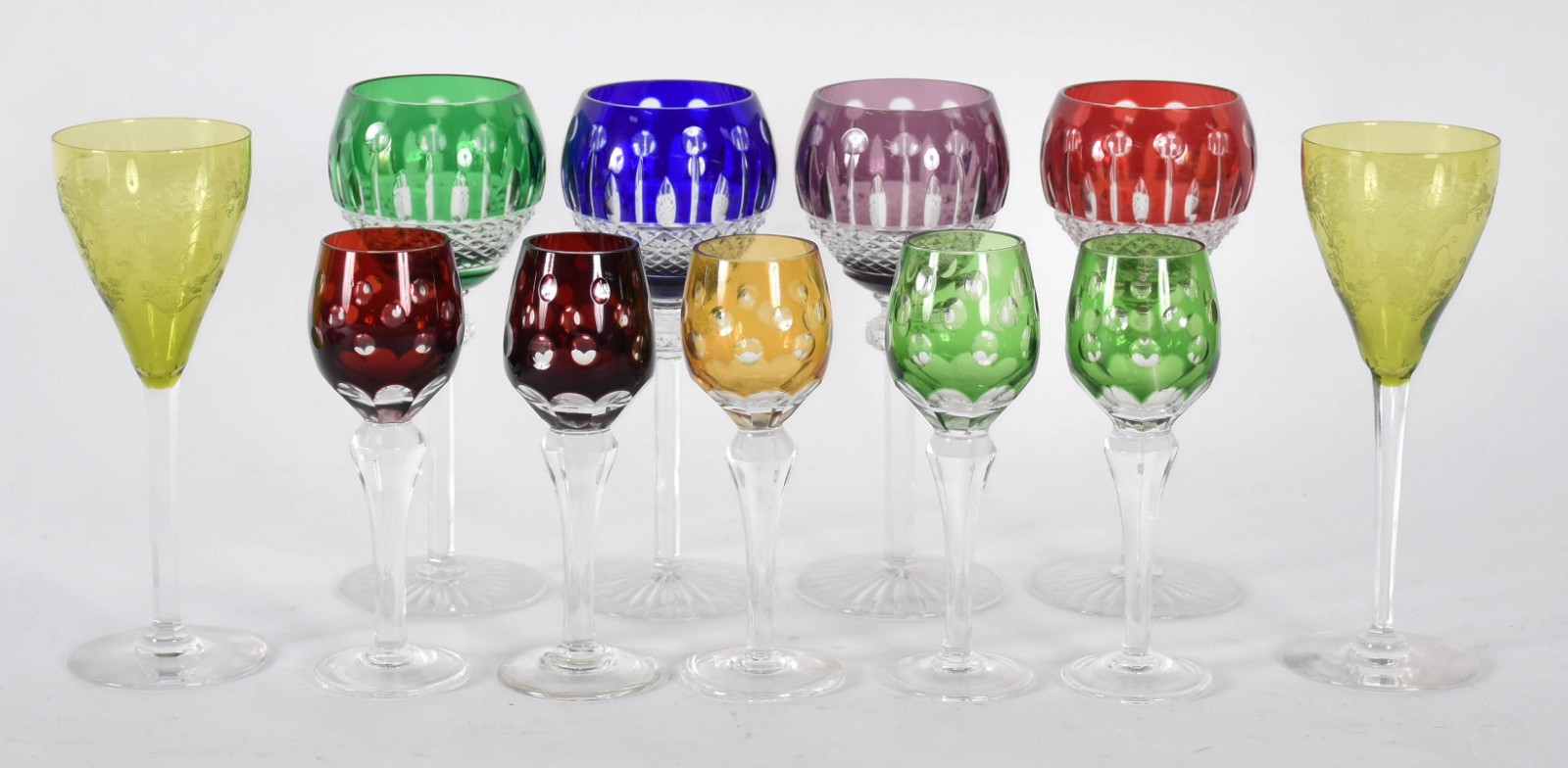 Onze diversos cálices de cristal colorido, sendo quatro de pé alto... - foto 1 de 3